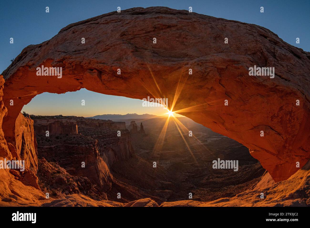 L'alba illumina Washerwoman e Mesa, Arch, Canyonlands National Park, Utah Foto Stock