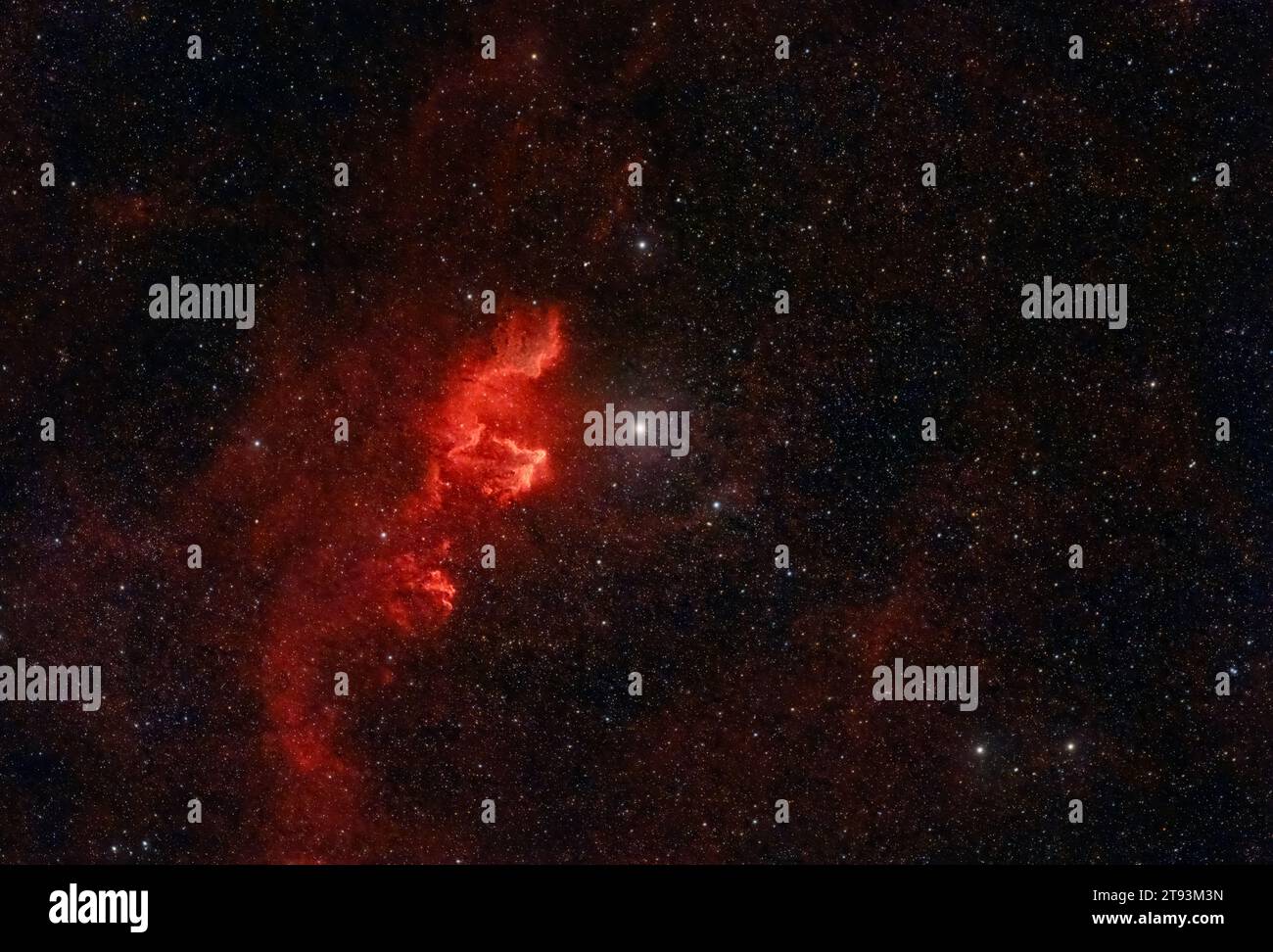 Esplora la bellezza eterea della Nebulosa fantasma di Cassiopeia, conosciuta anche come IC 63. Foto Stock