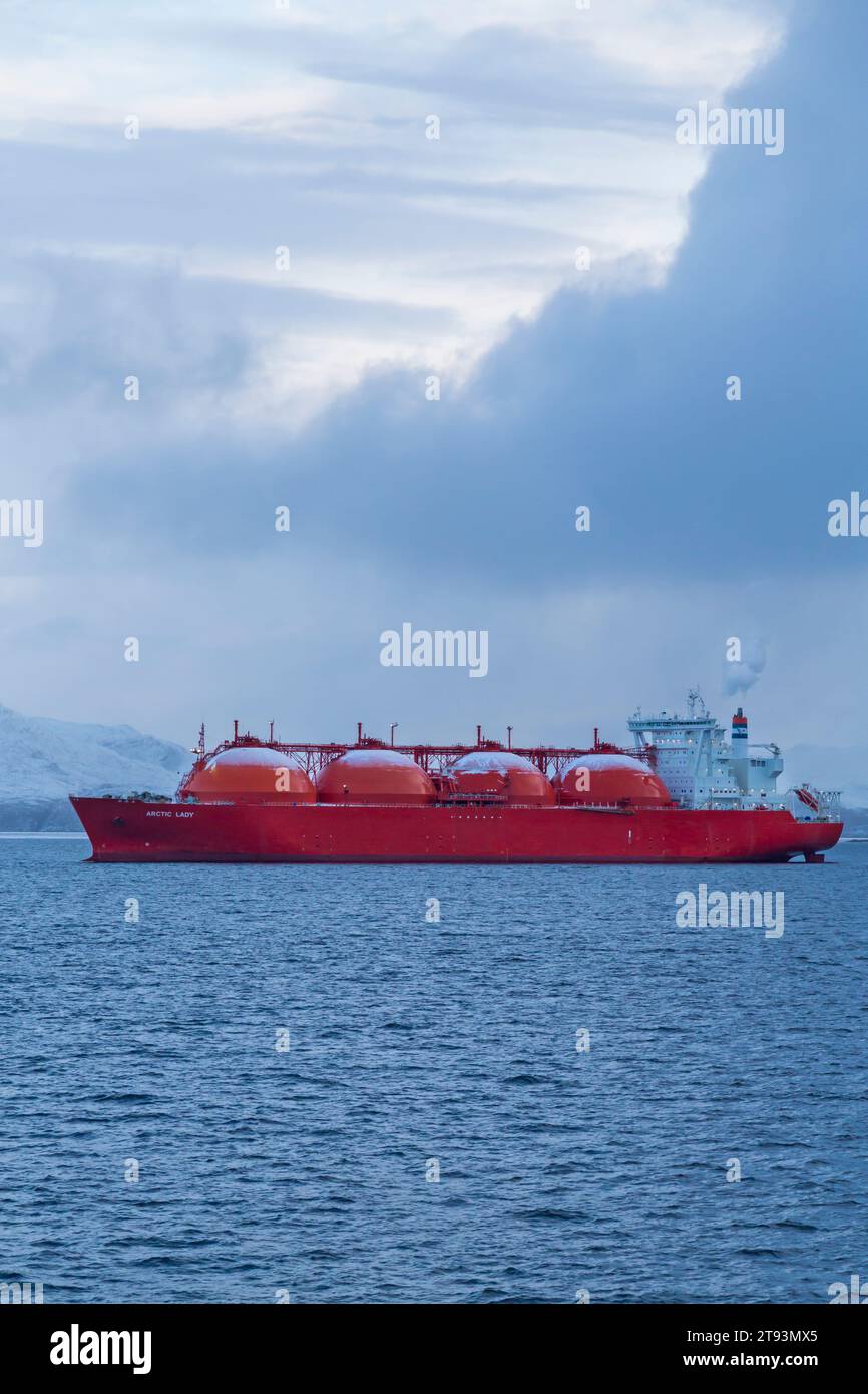 Arctic Lady LNG Tanker Liquid Natural gas Vessel in mare ancorato dal terminal di esportazione GNL vicino a Hammerfest, Norvegia, Scandinavia, Europa in ottobre Foto Stock