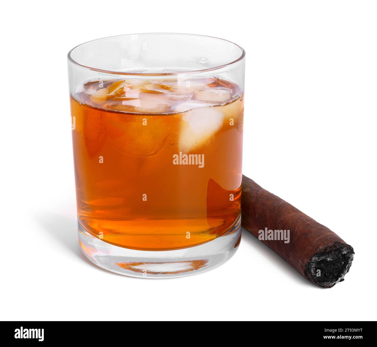 Bicchiere di whisky e sigaro bruciato isolato su bianco Foto Stock