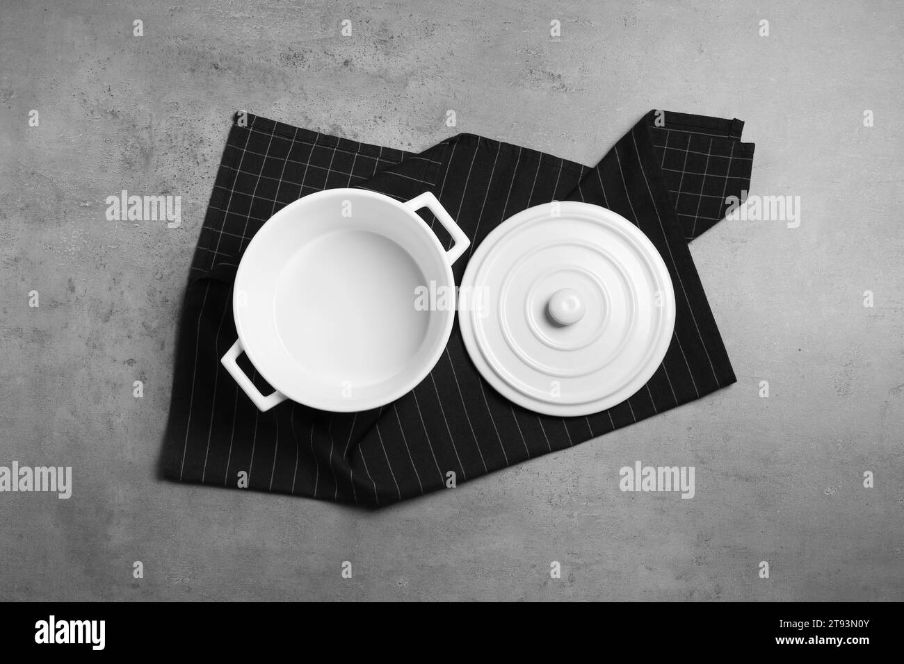 Un recipiente in ceramica vuoto e coperchio su un tavolo grigio testurizzato, vista dall'alto Foto Stock