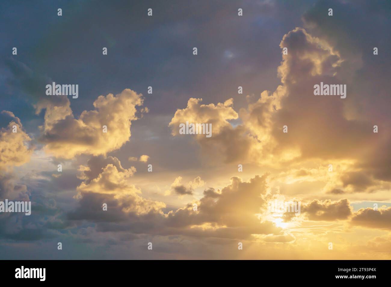 Un vero cielo splendente al tramonto con la sovrapposizione di sfondo. Nuvole rosse, arancioni e viola. Fotografia ad alta risoluzione perfetta per i passeggeri che sostituiscono il cielo Foto Stock