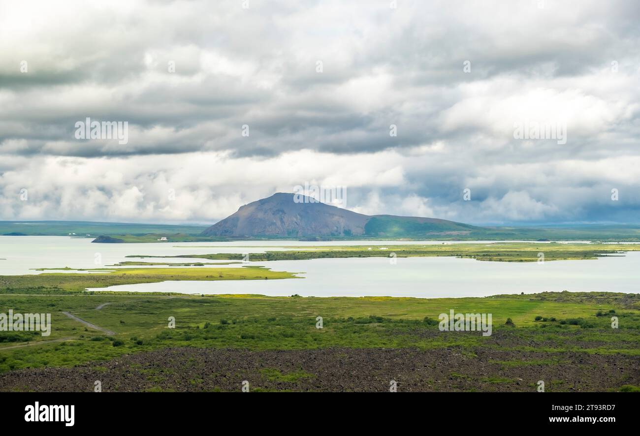 Il lago Myvatn, nell'Islanda settentrionale, è un paese delle meraviglie geologiche scolpito da eruzioni vulcaniche nel corso di migliaia di anni. Islanda, Europa Foto Stock