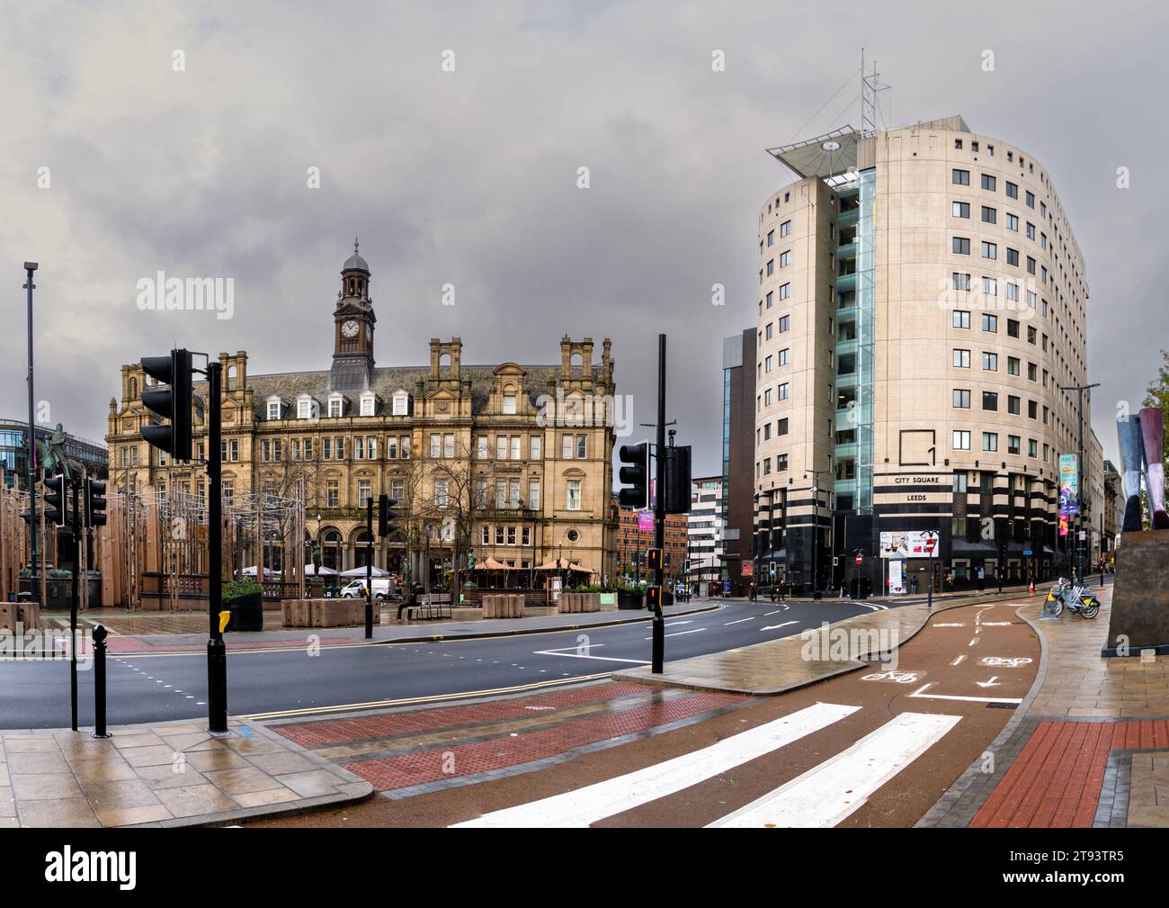 CITY SQUARE, LEEDS, REGNO UNITO - 14 NOVEMBRE 2023. Panorama paesaggistico di edifici storici, tra cui il Municipio nella zona pedonale recentemente pedonale con cy Foto Stock