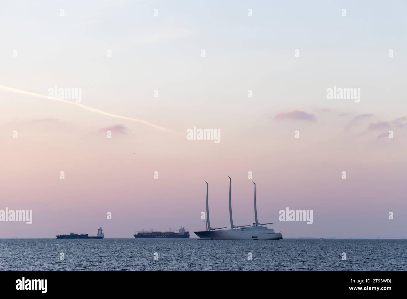 Trieste, Italia – 2023, 19 novembre: Lo yacht a vela del miliardario russo Andrey Melnichenko ormeggiato nella baia di Trieste. Barca a vela A. Foto Stock