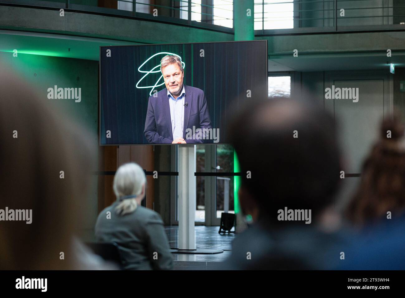 Dr. Robert Habeck, Bundesminister für Wirtschaft und Klimaschutz wurde per Video zugeschaltet auf der Konferenz: Shifting the Trillions Finanzierung der Zukunftswirtschaft, 22.11.2023, Paul-Löbe-Haus im Deutschen Bundestag, Berlin, Deutschland *** Dr Robert Habeck, il Ministro federale dell'economia e della protezione del clima è stato affiancato da un video alla conferenza Shifting the Trillions Financing the Future Economy, 22 11 2023, Paul Löbe Haus nel Bundestag tedesco, Berlino, Germania kreativmedia gruene 38 Foto Stock