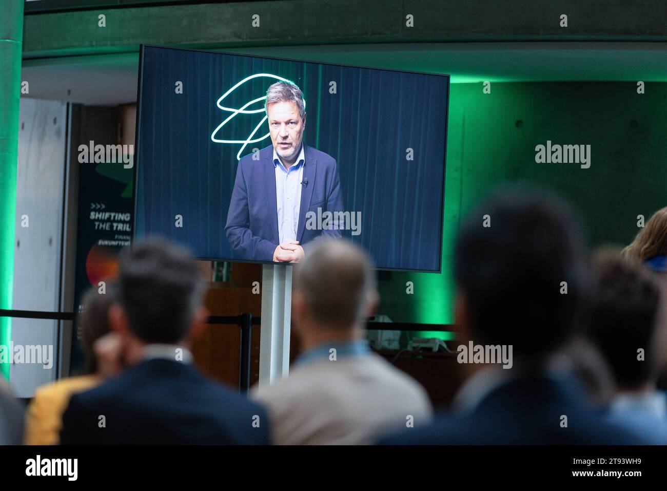 Dr. Robert Habeck, Bundesminister für Wirtschaft und Klimaschutz wurde per Video zugeschaltet auf der Konferenz: Shifting the Trillions Finanzierung der Zukunftswirtschaft, 22.11.2023, Paul-Löbe-Haus im Deutschen Bundestag, Berlin, Deutschland *** Dr Robert Habeck, il Ministro federale dell'economia e della protezione del clima è stato affiancato da un video alla conferenza Shifting the Trillions Financing the Future Economy, 22 11 2023, Paul Löbe Haus nel Bundestag tedesco, Berlino, Germania kreativmedia gruene 39 Foto Stock