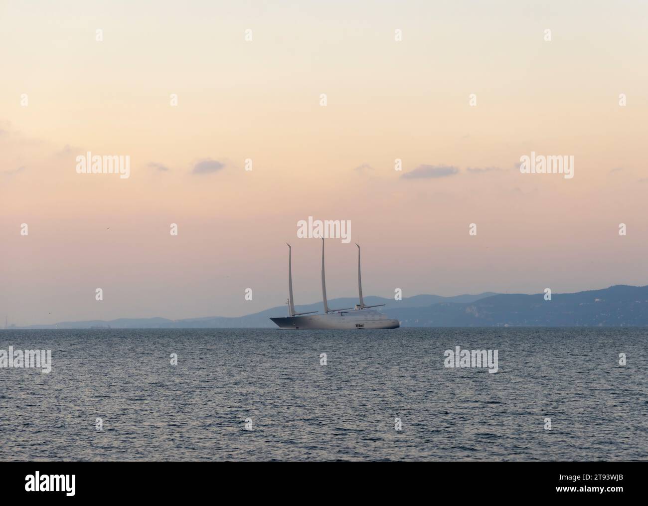 Trieste, Italia – 2023, 19 novembre: Lo yacht a vela del miliardario russo Andrey Melnichenko ormeggiato nella baia di Trieste. Barca a vela A. Foto Stock