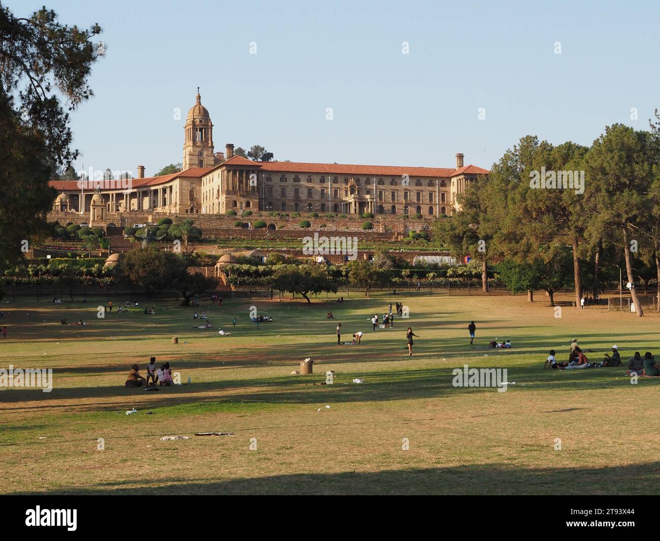 Union Buildings a Pretoria con molte persone che si rilassano nel grande parco cittadino di fronte. Pretoria, Gauteng, Sudafrica. Foto Stock