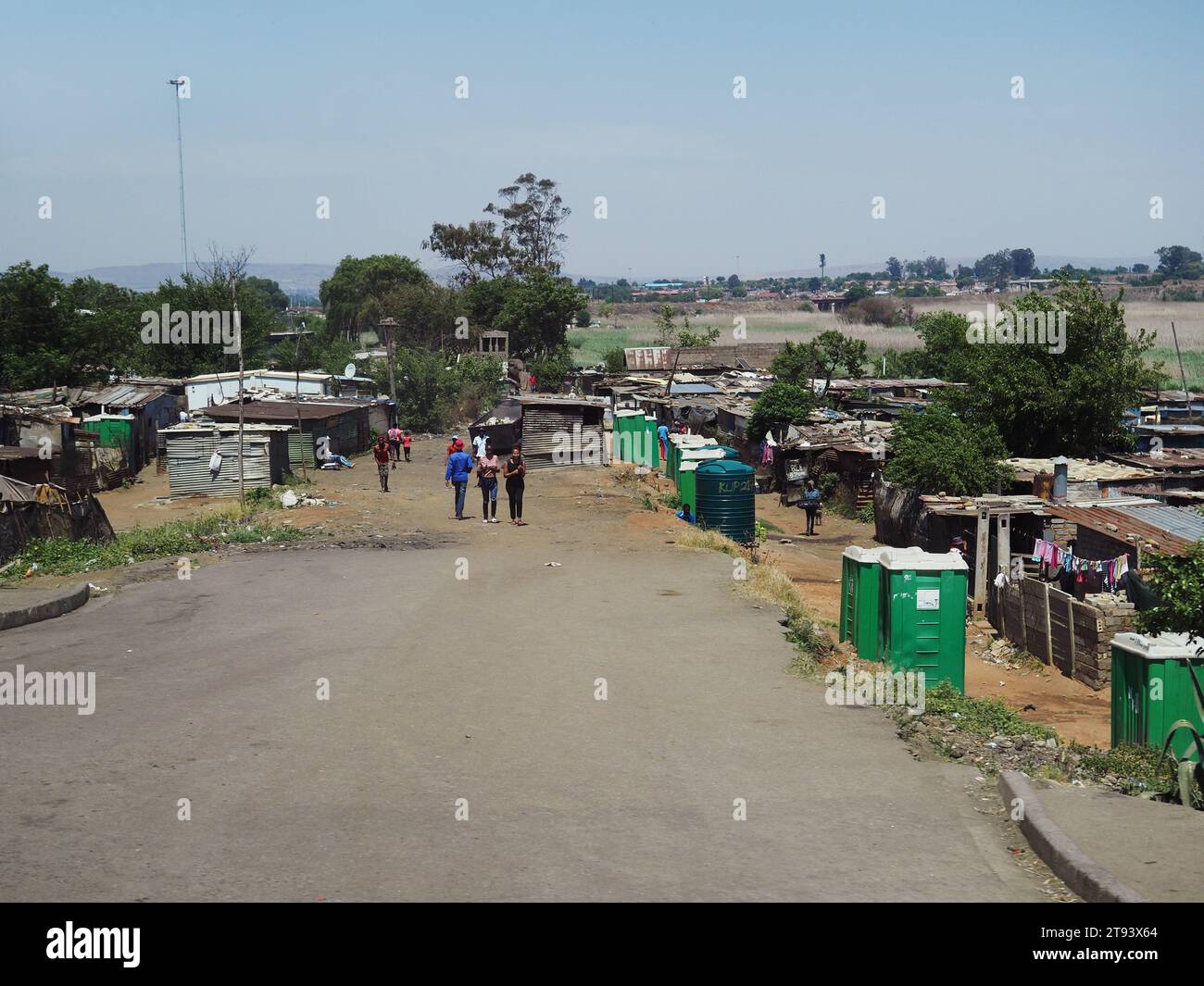 Shanty Town area nella cittadina di Soweto, provincia di Gauteng, Sud Africa fabbro molti giovani e molti bagni chimici. Foto Stock