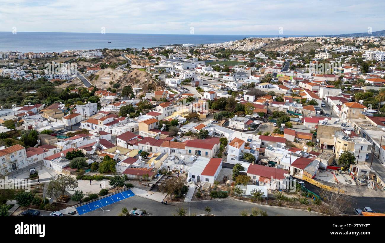 Vista aerea con droni della zona di Mouttalos nel centro storico di Paphos, Paphos, Repubblica di Cipro. Foto Stock