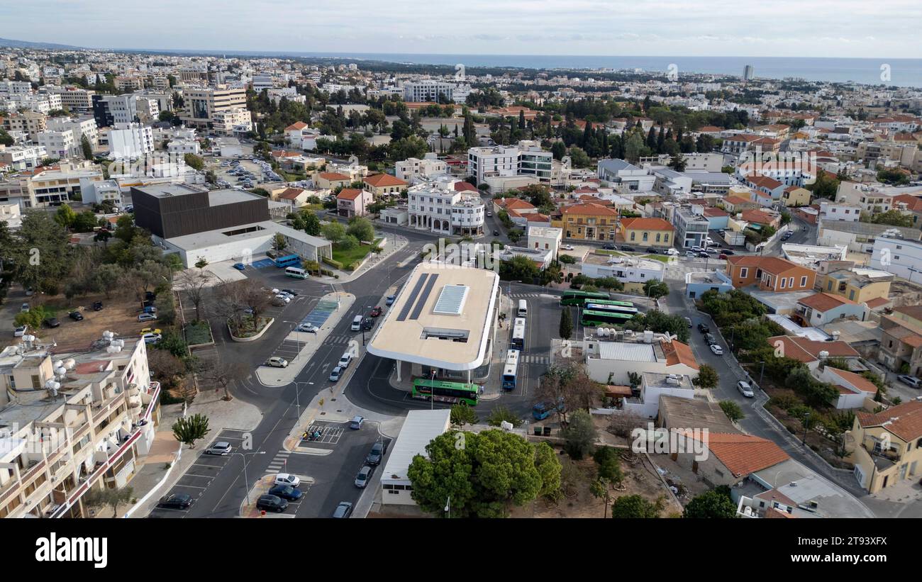 Vista aerea della nuova stazione degli autobus di Karavella, del centro storico di paphos, di paphos, Cipro. Foto Stock Vista aerea della nuova stazione degli autobus di Karavella, del centro storico di paphos, di paphos, Cipro. Foto Stock