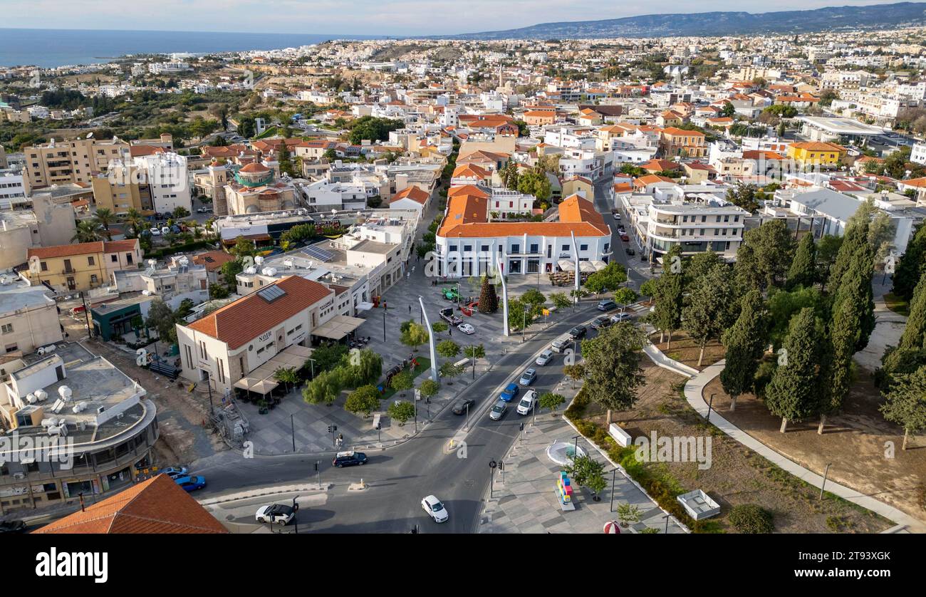Vista aerea di Piazza Kennedy e del centro storico di Paphos, Paphos, Repubblica di Cipro. Foto Stock