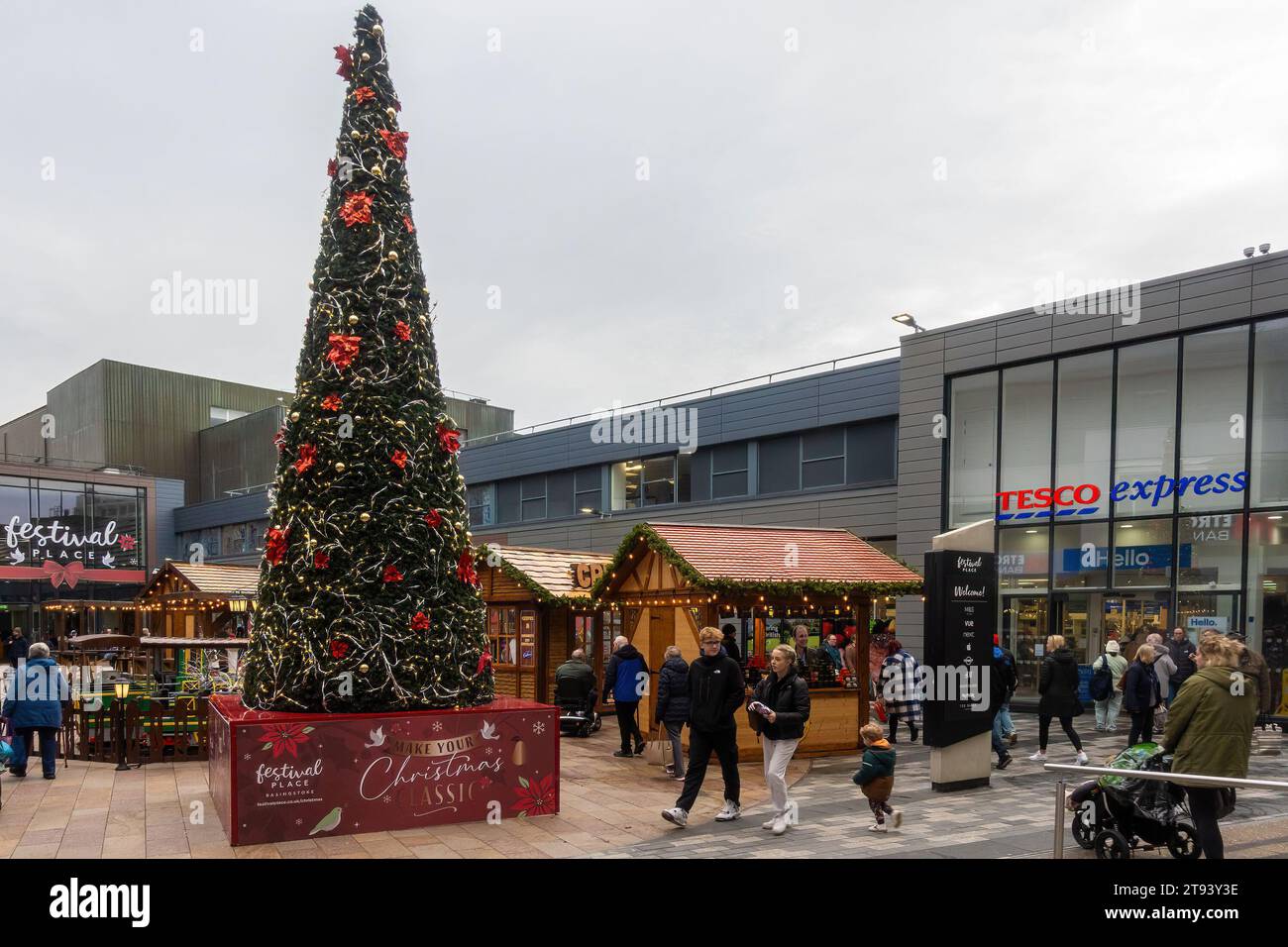 Centro commerciale Festival Place at Christmas, centro di Basingstoke, Hampshire, Inghilterra, Regno Unito. Bancarelle del mercatino di Natale e albero di Natale decorato Foto Stock
