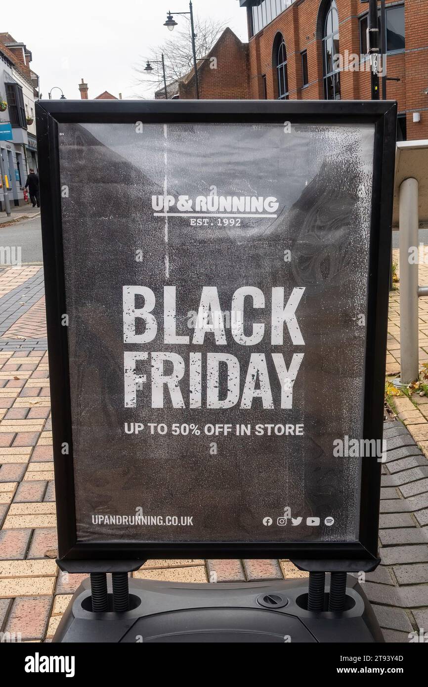 Pubblicità del Black Friday nel centro città, novembre 2023, Inghilterra, Regno Unito Foto Stock