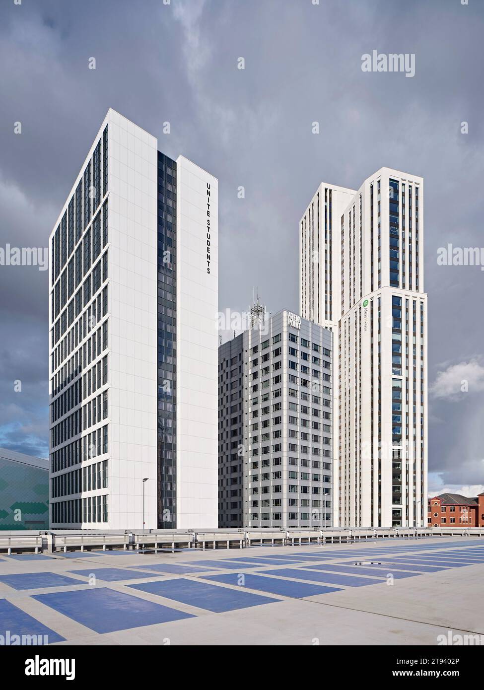 Vista dalla terrazza del parcheggio alla sistemazione per studenti. Altus House, Leeds, Regno Unito. Architetto: O'Connell East Architects, 2022. Foto Stock