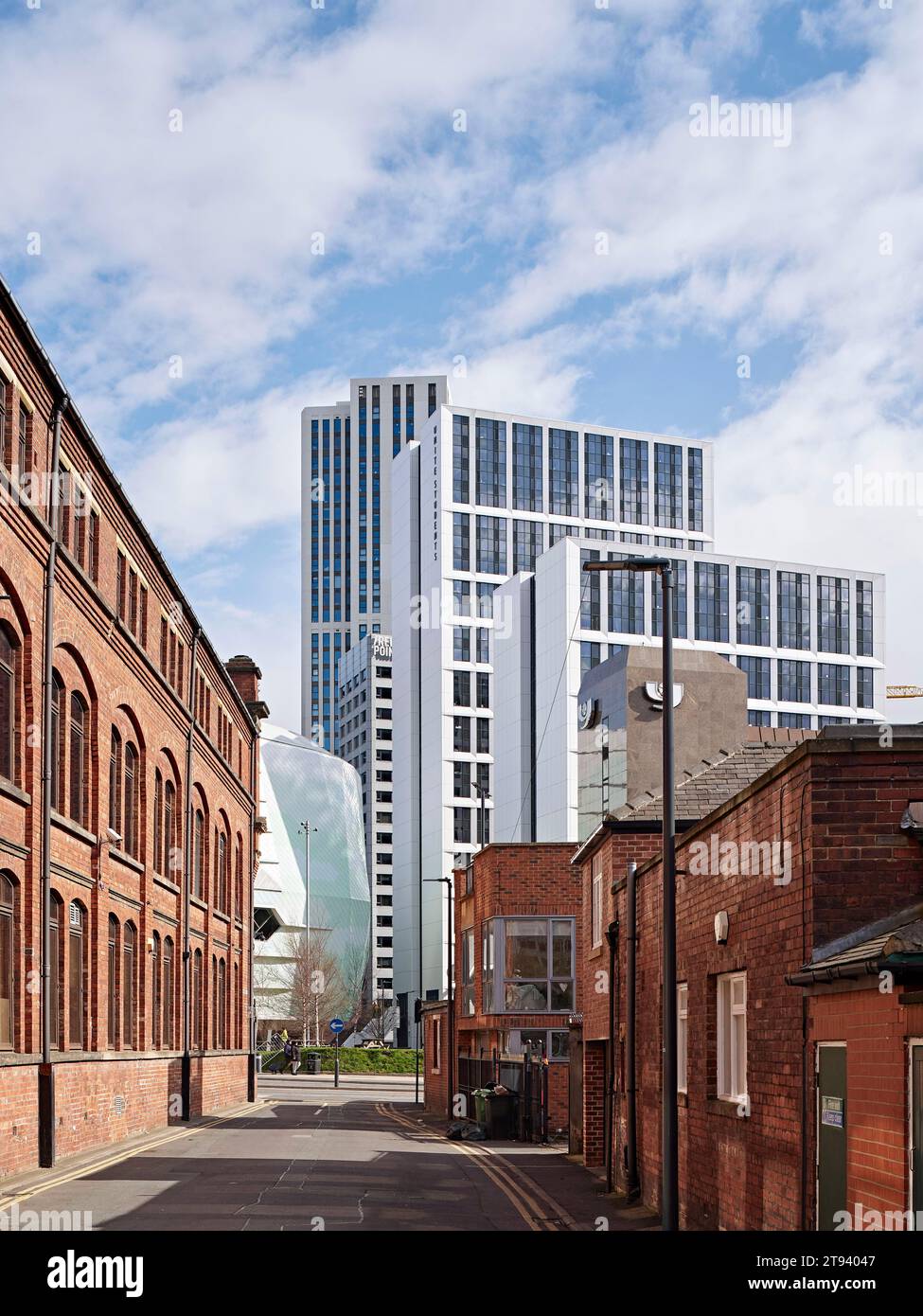 Alto edificio in contesto urbano. Altus House, Leeds, Regno Unito. Architetto: O'Connell East Architects, 2022. Foto Stock