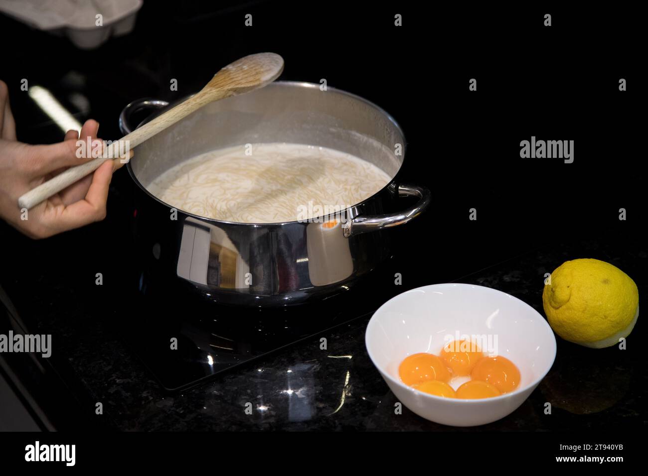 Preparazione dei vermicelli. "Aletria", piatto tipico della gastronomia portoghese. Foto Stock