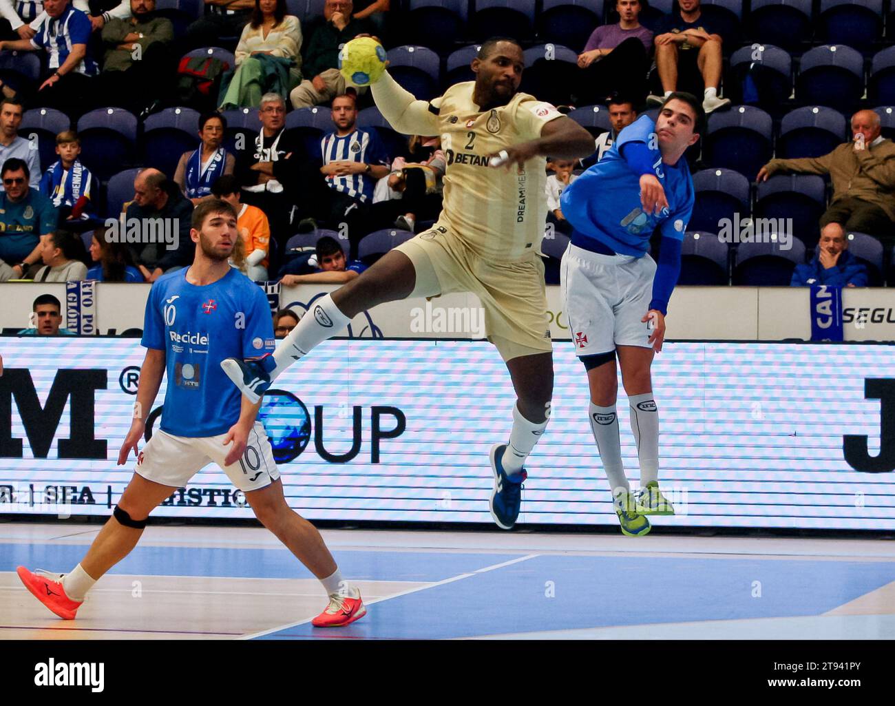 Porto, 19/11/2023 - il Futebol Clube do Porto ha ospitato il Football Club «OS Belenenses» questo pomeriggio, all'Arena Pavilhão Dragão, in una partita che conta per il dodicesimo round del Campionato Nazionale di pallamano - 2023/2024. (José Carmo / immagini globali) Foto Stock