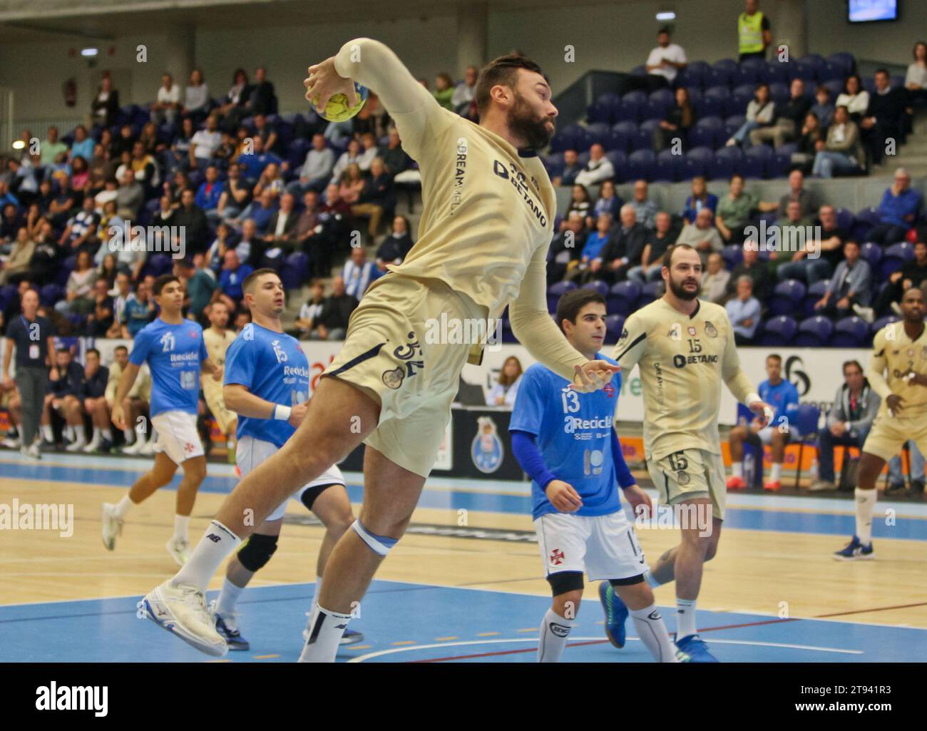 Porto, 19/11/2023 - il Futebol Clube do Porto ha ospitato il Football Club «OS Belenenses» questo pomeriggio, all'Arena Pavilhão Dragão, in una partita che conta per il dodicesimo round del Campionato Nazionale di pallamano - 2023/2024. Nikolaj Laeso. (José Carmo / immagini globali) Foto Stock