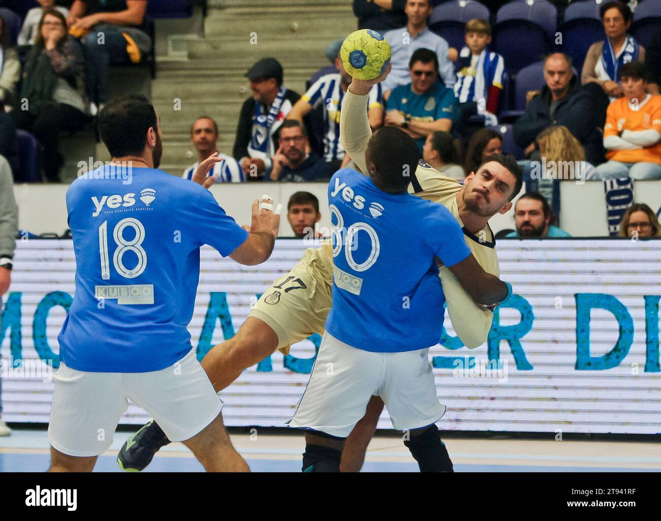 Porto, 19/11/2023 - il Futebol Clube do Porto ha ospitato il Football Club «OS Belenenses» questo pomeriggio, all'Arena Pavilhão Dragão, in una partita che conta per il dodicesimo round del Campionato Nazionale di pallamano - 2023/2024. Ignacio Plaza, Nelson Pina. (José Carmo / immagini globali) Foto Stock