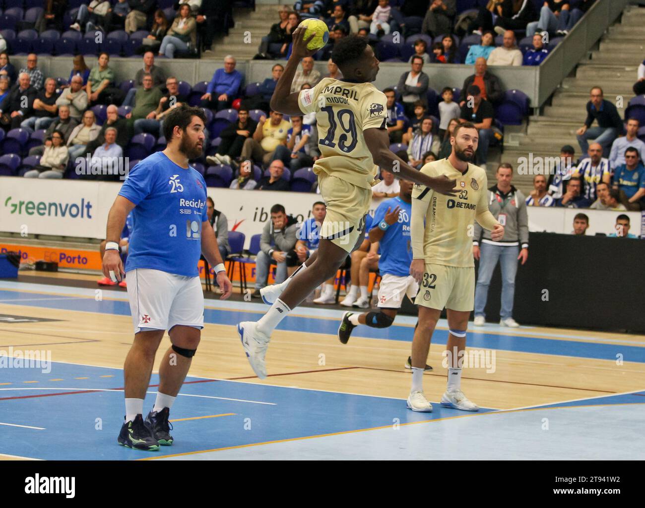 Porto, 19/11/2023 - il Futebol Clube do Porto ha ospitato il Football Club «OS Belenenses» questo pomeriggio, all'Arena Pavilhão Dragão, in una partita che conta per il dodicesimo round del Campionato Nazionale di pallamano - 2023/2024. Mamadou Diocou. (José Carmo / immagini globali) Foto Stock