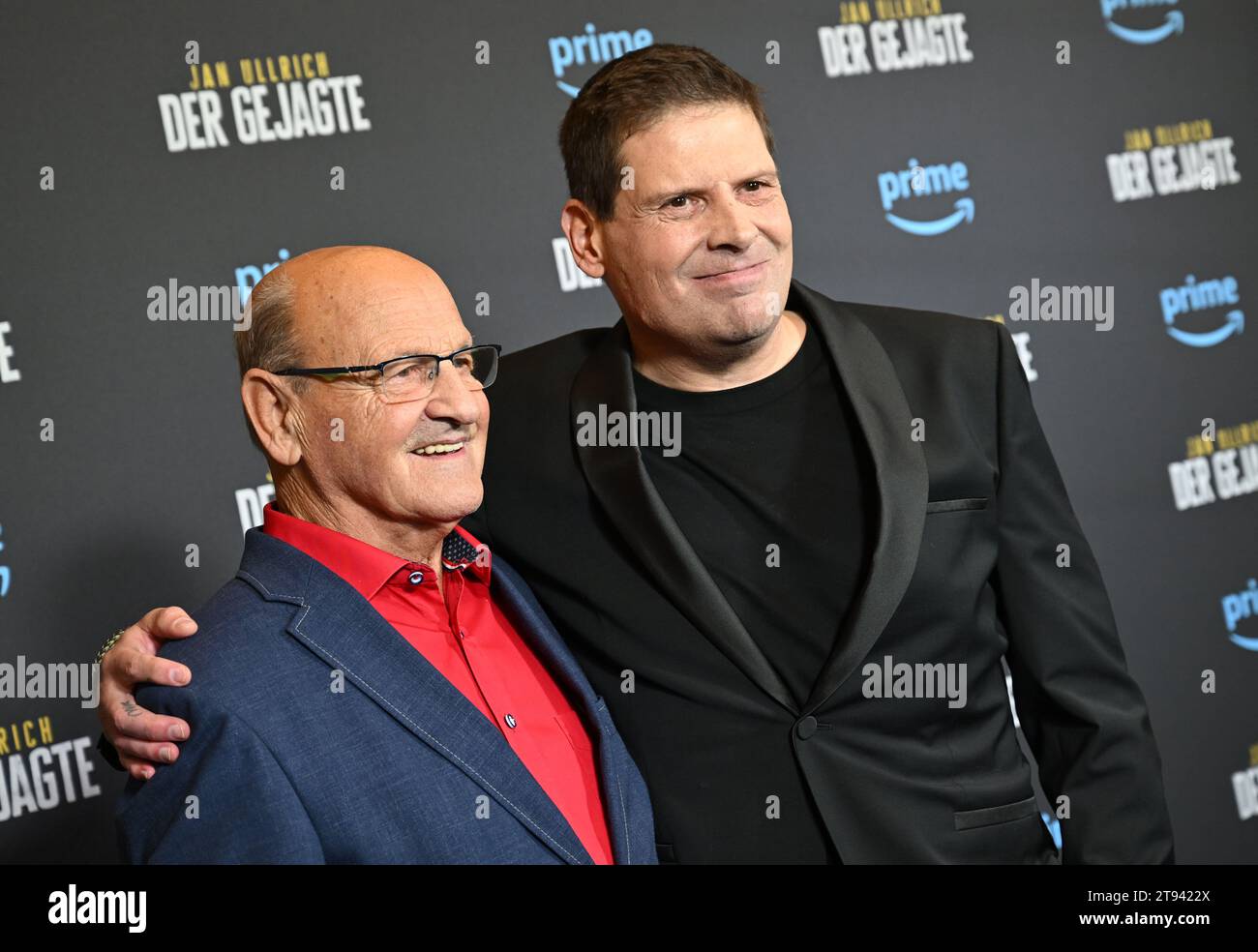 Monaco, Germania. 22 novembre 2023. L'ex ciclista professionista Jan Ullrich presenta il suo documentario "Jan Ullrich - Der Gejagte" al cinema Sendlinger Tor, con il suo primo allenatore Peter Sager accanto a lui. La serie in più parti sarà disponibile per la visione su Amazon prime a partire dal 28 novembre 2023. Credito: Angelika Warmuth/dpa/Alamy Live News Foto Stock