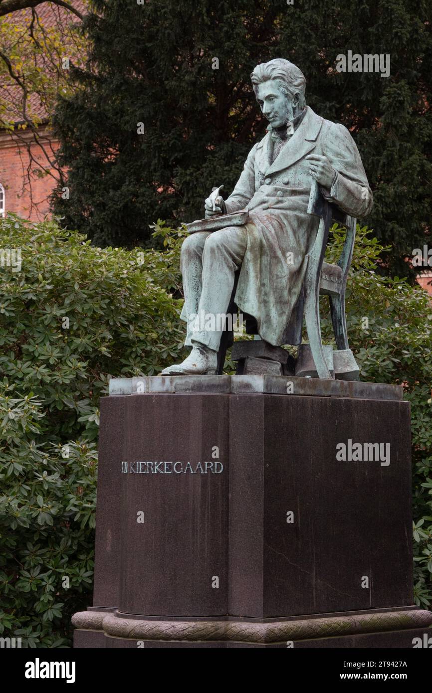 Statua di Søren Kierkegaard nel Giardino della Biblioteca reale di Copenaghen, Danimarca. Fu filosofo, poeta ed è ampiamente considerato il Th Foto Stock
