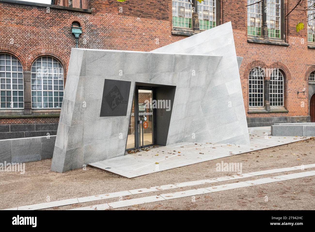 L'ingresso al Museo Ebraico danese di Copenaghen, visto dal giardino della Biblioteca reale danese. L'architetto e' Daniel Libeskind. Copenhagen, Denma Foto Stock