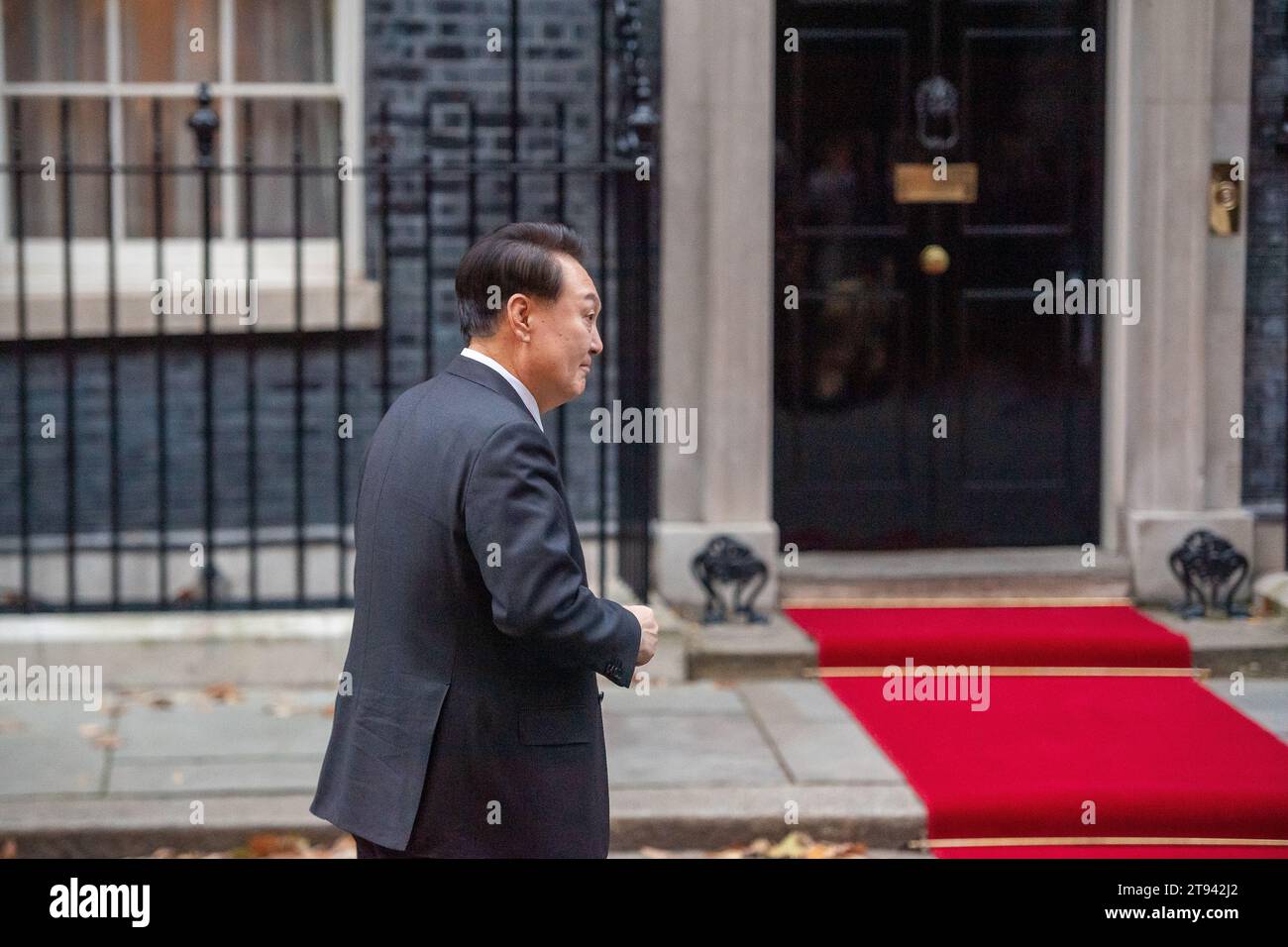 Whitehall, Londra, Regno Unito. 22 novembre 2023. Yoon Suk Yeol, il presidente della Corea del Sud, ha fatto una visita al numero 10 di Downing Street questo pomeriggio per incontrare il primo ministro Rishi Sunak e sua moglie. Si trova nel Regno Unito a seguito di una visita di Stato di ieri, quando ha incontrato il re e la regina a Buckingham Palace. Il Presidente ha parlato con Rishi Sunak su questioni quali difesa, commercio e tecnologia a Downing Street questo pomeriggio. Credito: Maureen McLean/Alamy Live News Foto Stock