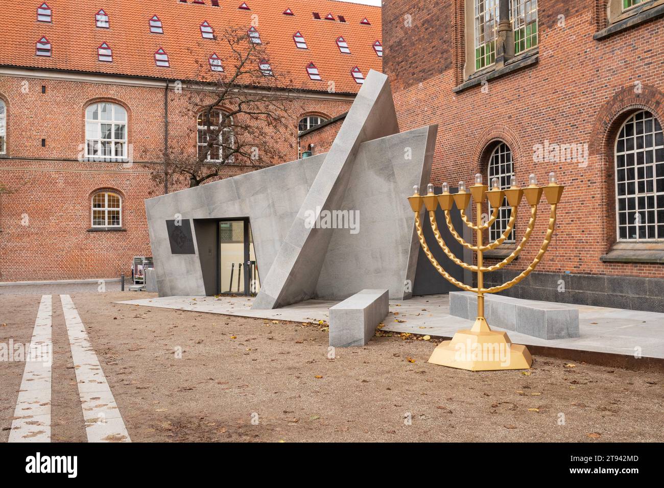 L'ingresso al Museo Ebraico danese di Copenaghen con il Tempio Menorah visto dal giardino della Biblioteca reale danese. L'architetto e' Daniel Libeskind Foto Stock