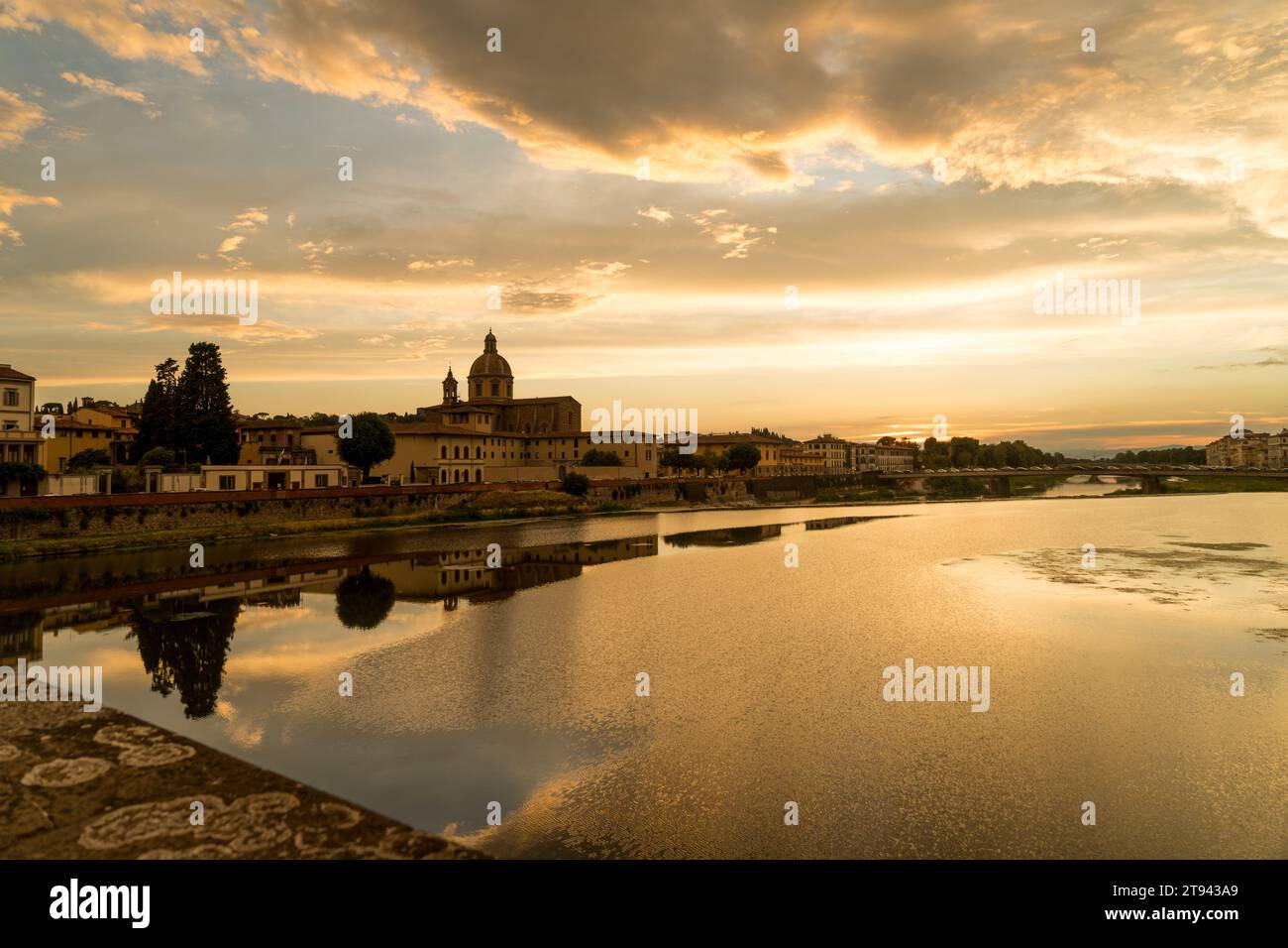 Vista panoramica dello skyline della città dal ponte di St. Trinity durante il tramonto a Firenze, Italia Foto Stock
