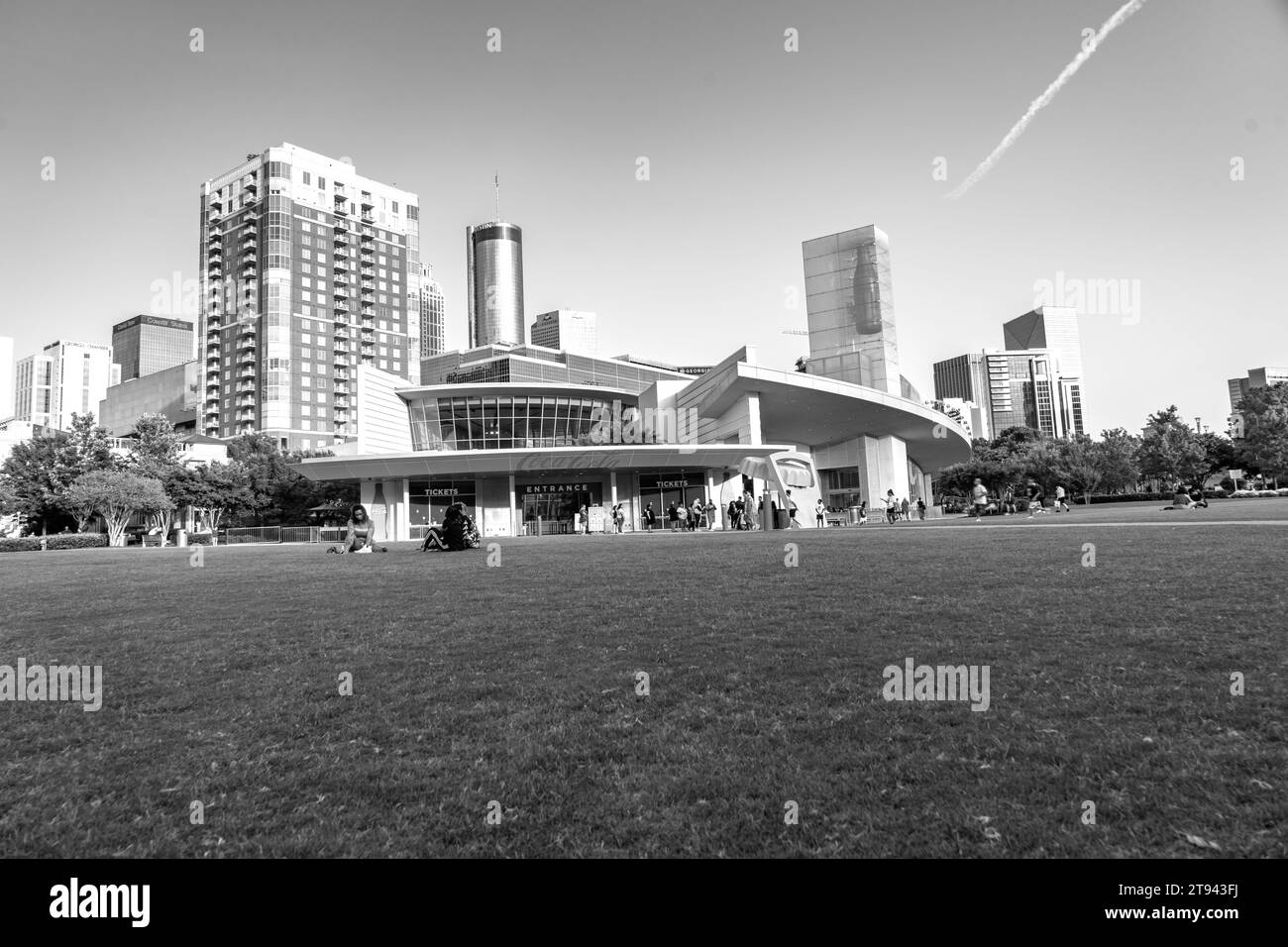 Atlanta, Georgia-25 settembre 2021: Vista panoramica dello skyline del centro di Atlanta e dei grattacieli dal Centennial Olympic Park in una splendida giornata di settembre Foto Stock