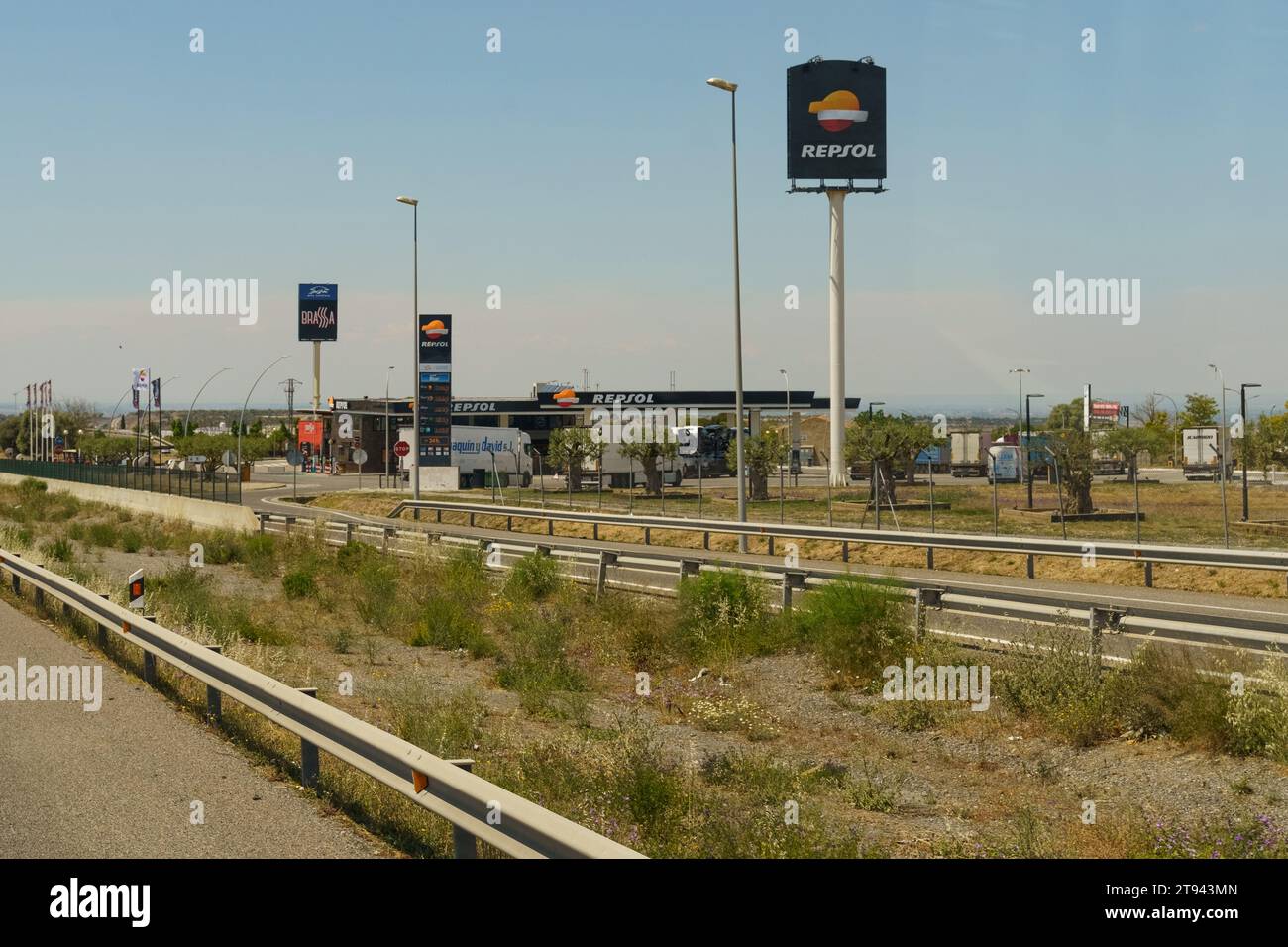 Igualada, Spagna - 15 maggio 2023: Stazione di servizio di Repsol - un'azienda spagnola di energia e petrolchimica. Foto Stock