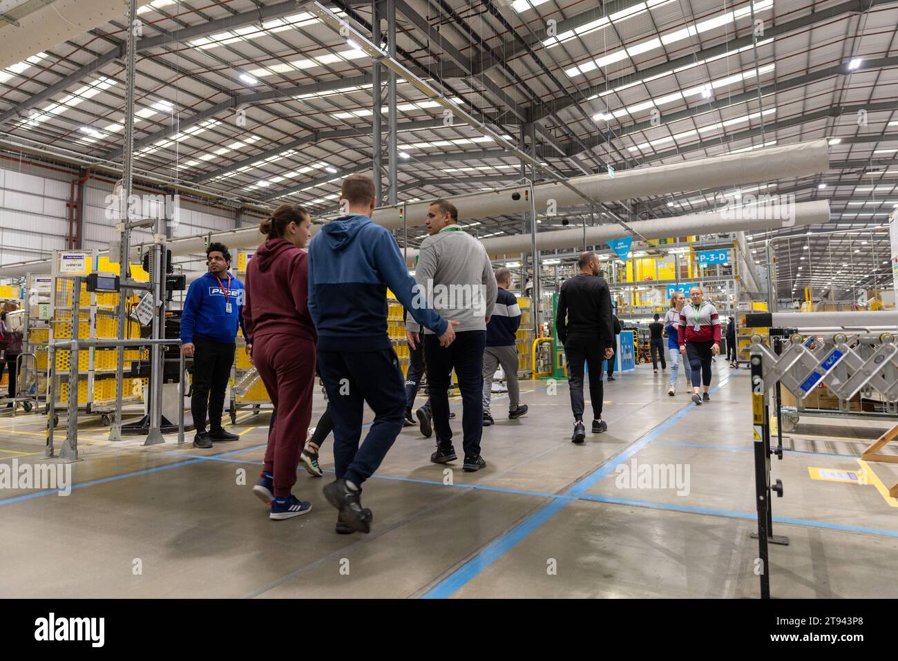 La foto del 14 novembre mostra il centro di adempimento Amazon a Peterborough, Cambs, mentre si prepara per il Black Friday. Il personale lavora 24 ore su 24 Foto Stock