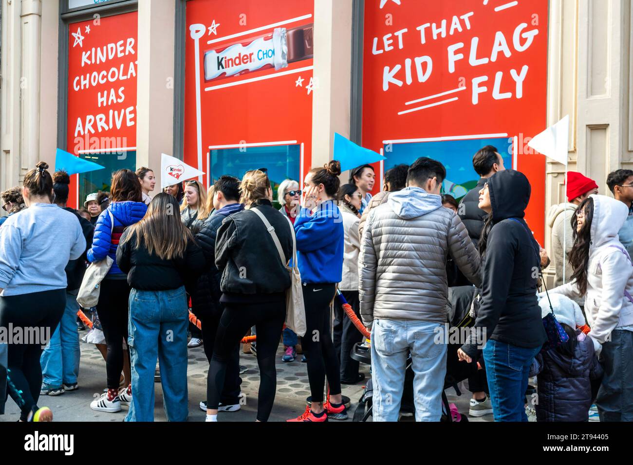 Sabato 11 novembre 2023, la gente attende in fila l'attivazione del marchio Kinder Chocolate nel quartiere Soho di New York. (© Richard B. Levine) Foto Stock