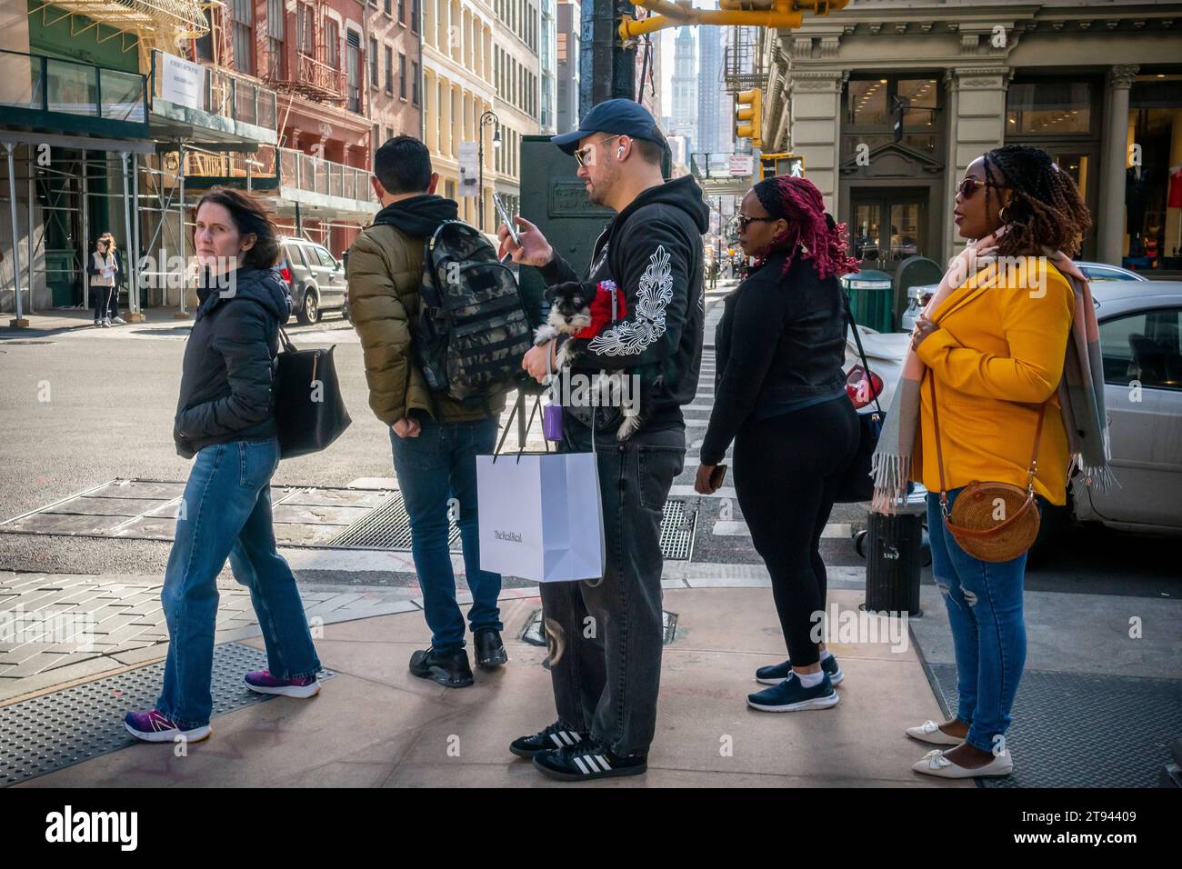 Gli acquirenti nel quartiere Soho di New York sabato 11 novembre 2023. (© Richard B. Levine) Foto Stock