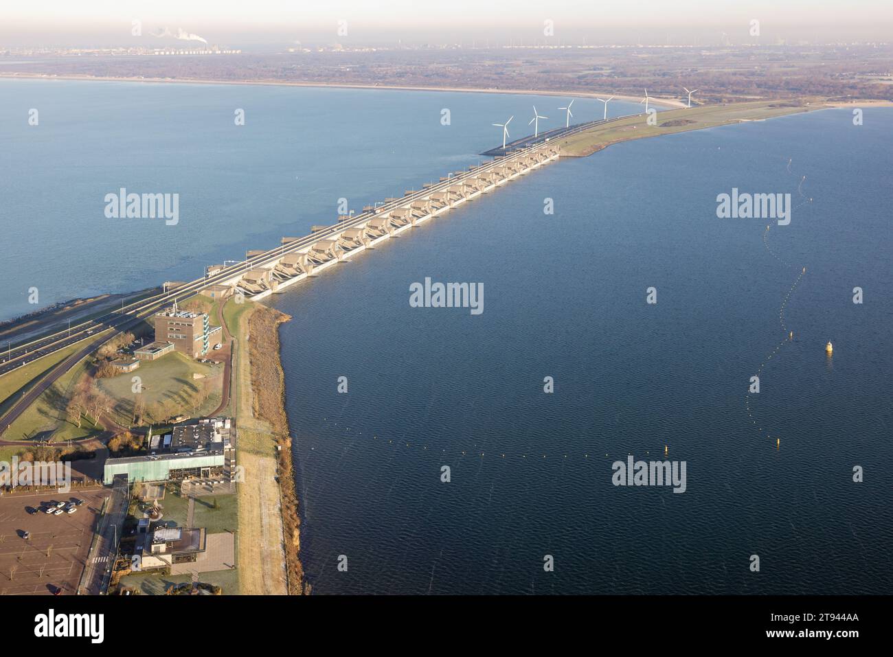 Vista aerea della diga olandese Haringvliet con autostrada in inverno Foto Stock