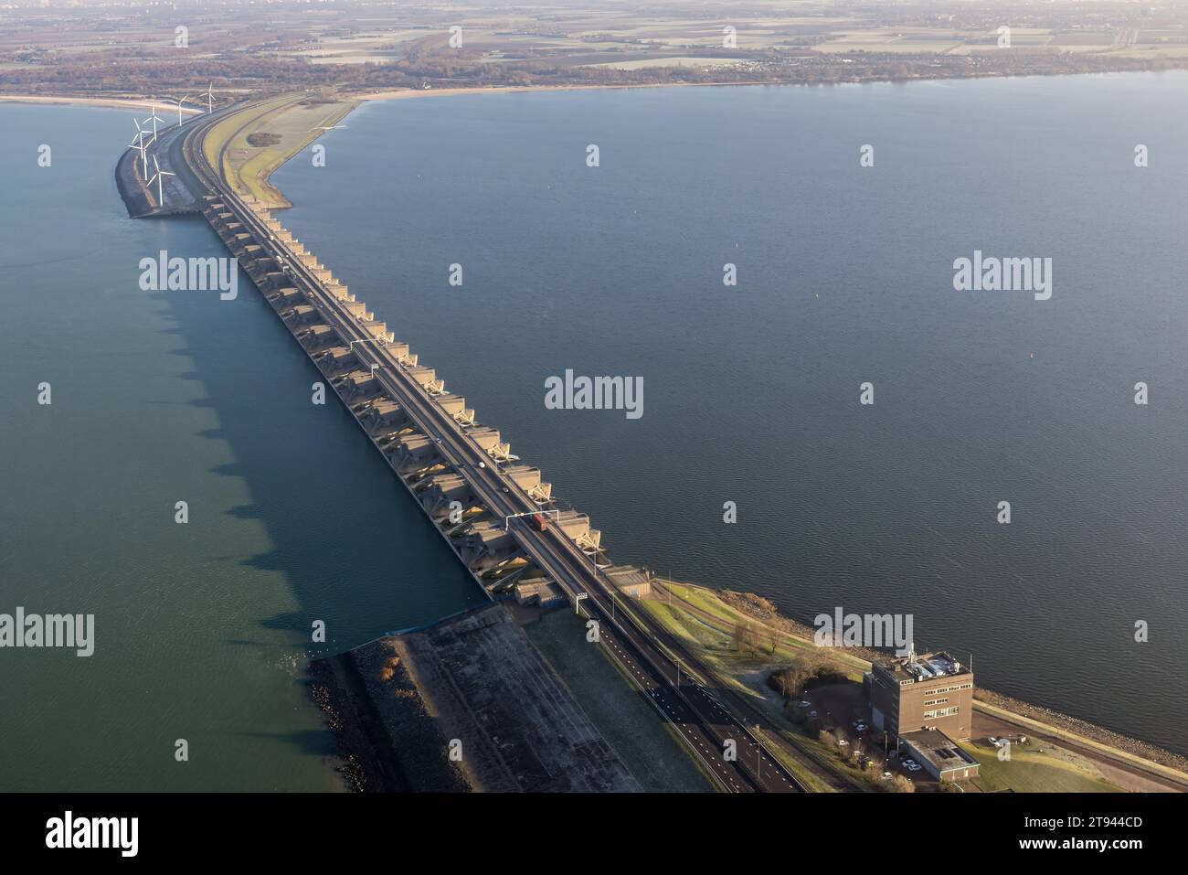 Vista aerea della diga olandese Haringvliet con autostrada in inverno Foto Stock