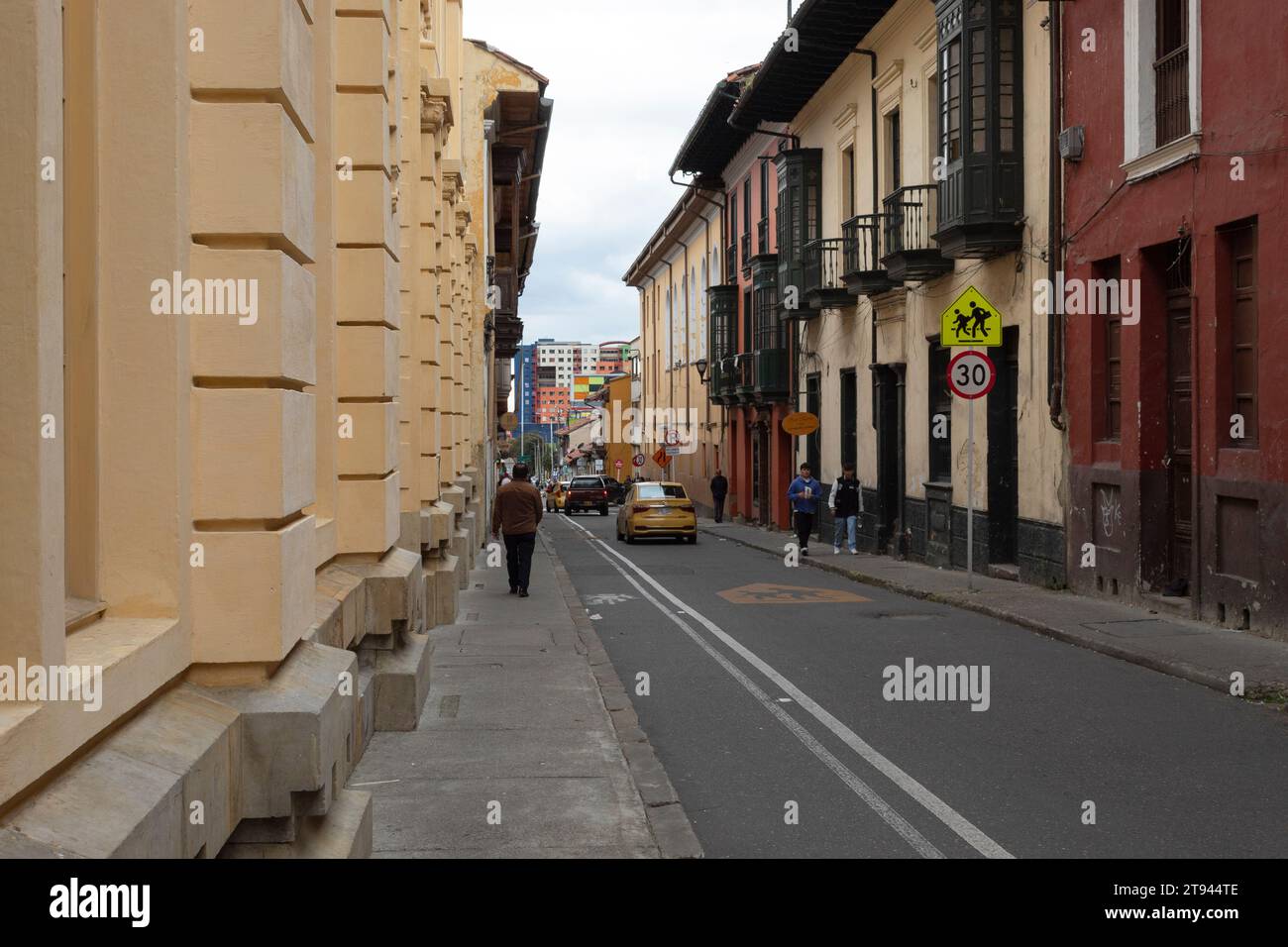 Tipico quartiere coloniale di la candelaria, con vista sul centro città Foto Stock