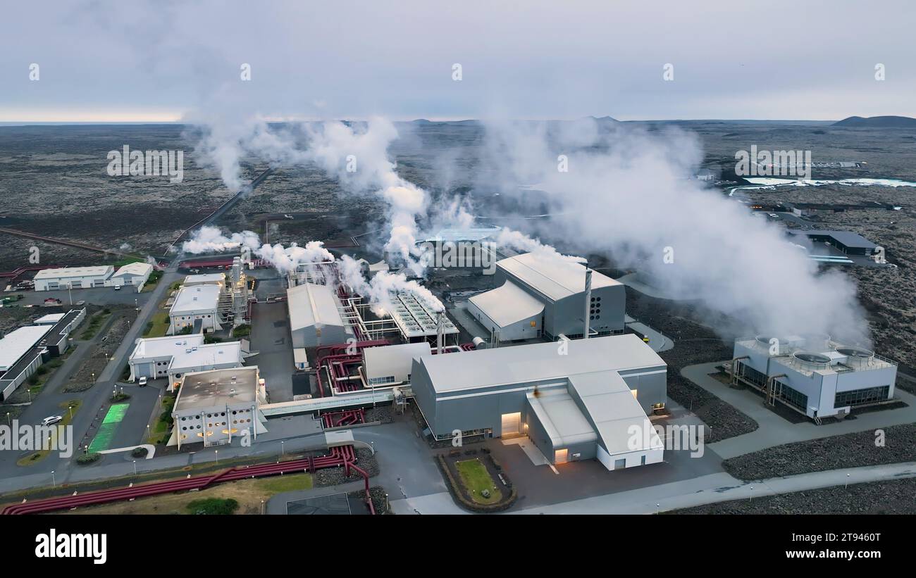 Video aereo 4K di impianti geotermici, tubi e camini di fumo. Islanda Foto Stock