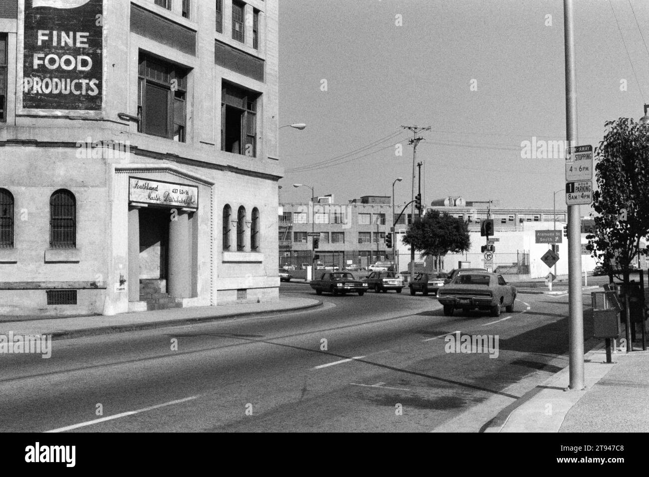 Los Angeles, California, USA - 26 marzo 1987: Vista editoriale vintage in bianco e nero dei magazzini sulla 2nd Street vicino ad Alameda Street nel centro di LOS ANGELES. Foto Stock