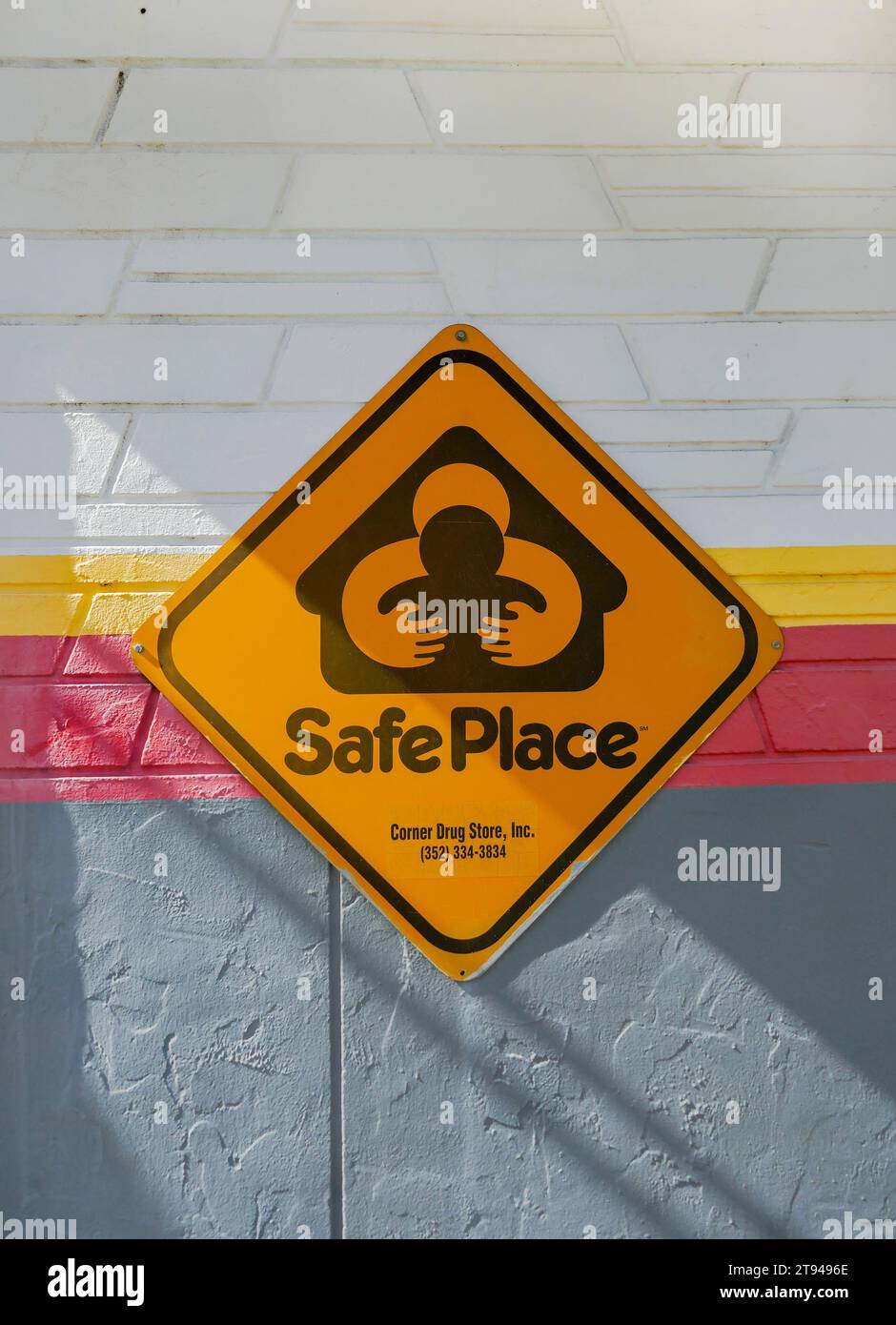Cartello posto sicuro apposto sul lato di un'azienda in una città della Florida settentrionale. Foto Stock