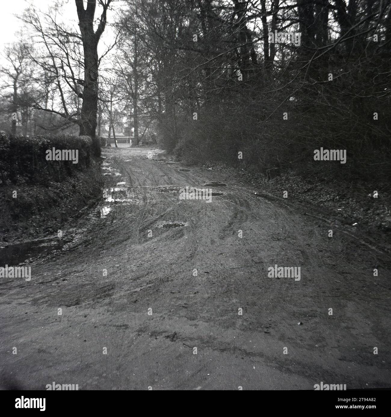 1960s, storico, fangoso single track rurale, Inghilterra, Regno Unito. Foto Stock