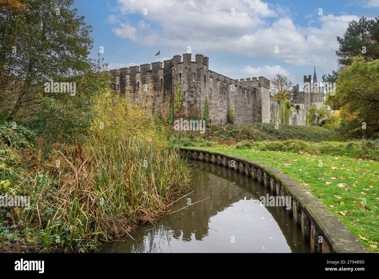 Castello di Cardiff da Bute Park in autunno, Cardiff, Galles, Regno Unito Foto Stock