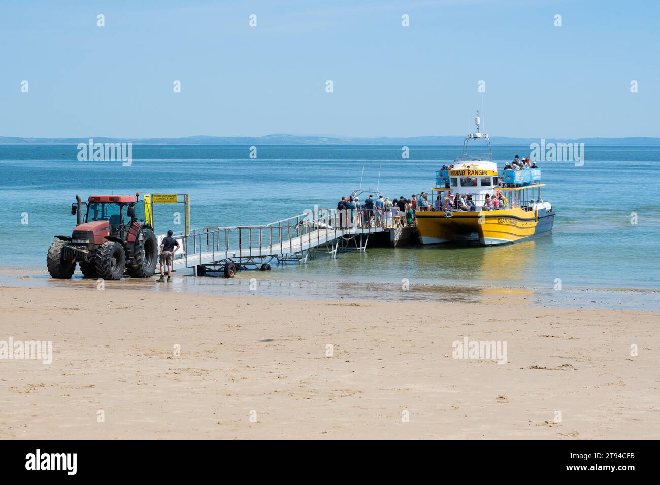 Gite in barca a Tenby - Tenby e Caldey Island Ranger utilizzando l'attracco con bassa marea - Tenby, Pembrokeshire, Galles Foto Stock