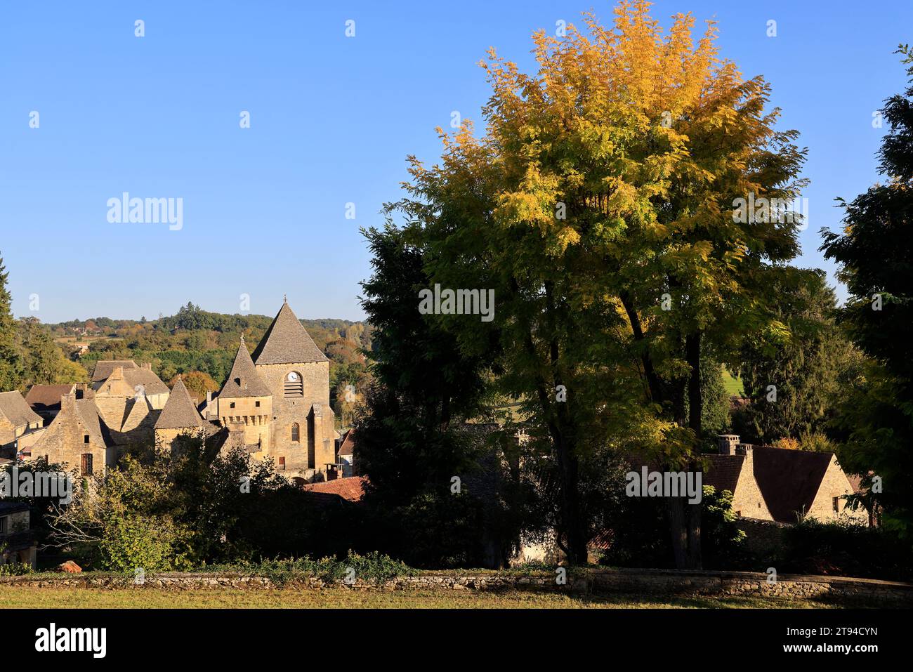 Saint-Geniès è uno dei più bei villaggi del Périgord Noir, a metà strada tra Sarlat e Montignac-Lascaux. Il suo fascino risiede nella sua pietra ocra Foto Stock