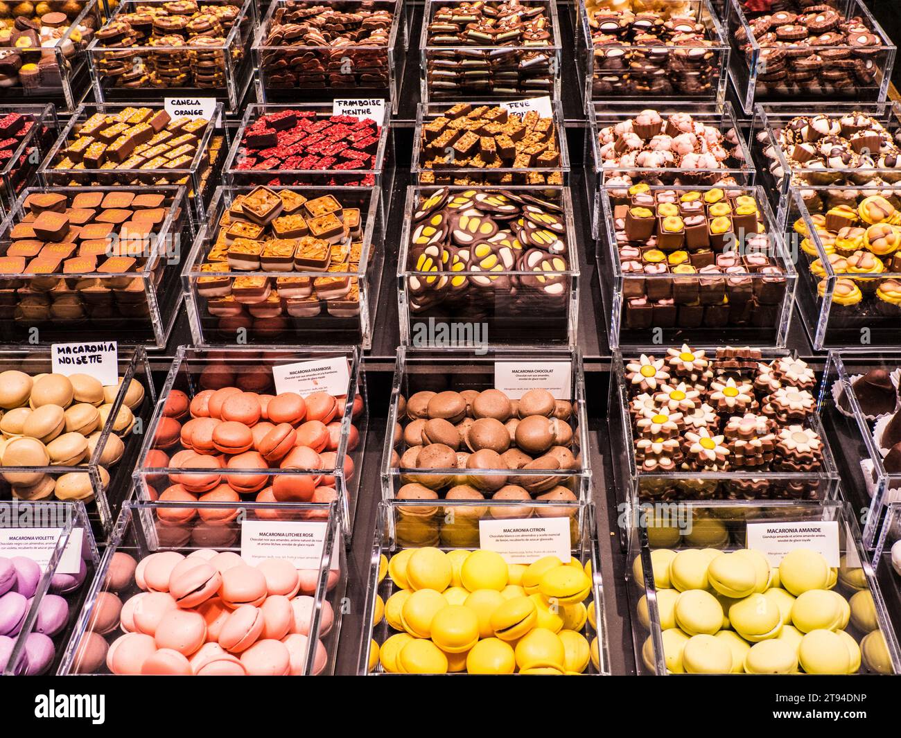 Una bancarella dolciaria nel Mercat de la Boqueria a Las Ramblas a Barcellona, Catalogna, Spagna. Foto Stock