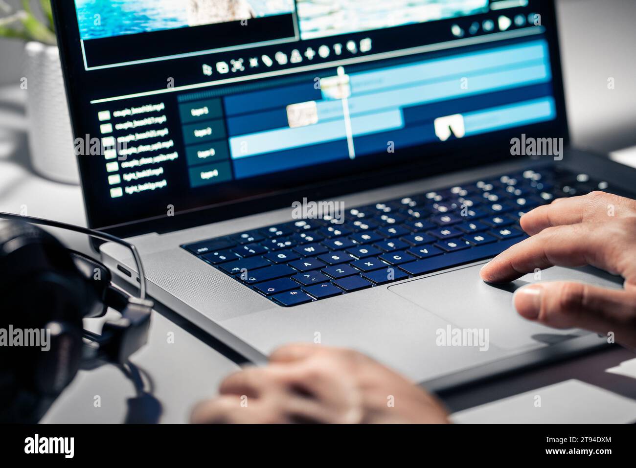 Editing di video e realizzazione di film. Software di editing e produzione di film in un computer portatile. Taglia i contenuti con Multimedia Maker. Effetti speciali creativi. Foto Stock