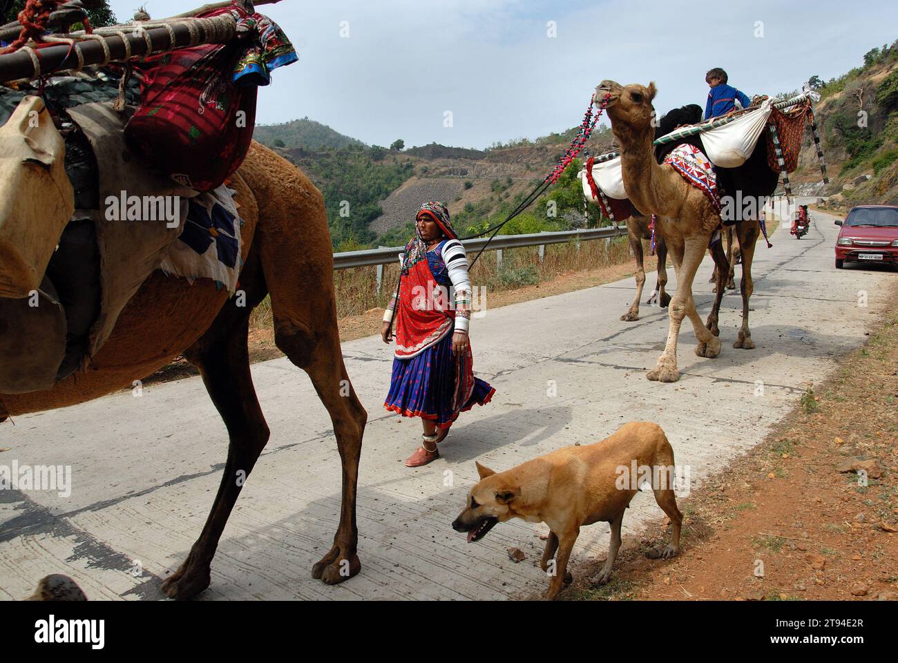 Le donne Banjara nel loro antico modo di vestire e gioielli sono forse le più colorate ed elaborate di qualsiasi gruppo tribale in India. Sono i nomadi tipici che si chiedono da un luogo all'altro conducendo così una vita nei loro termini e condizioni. Mandu, Madhya Pradesh, India. Foto Stock